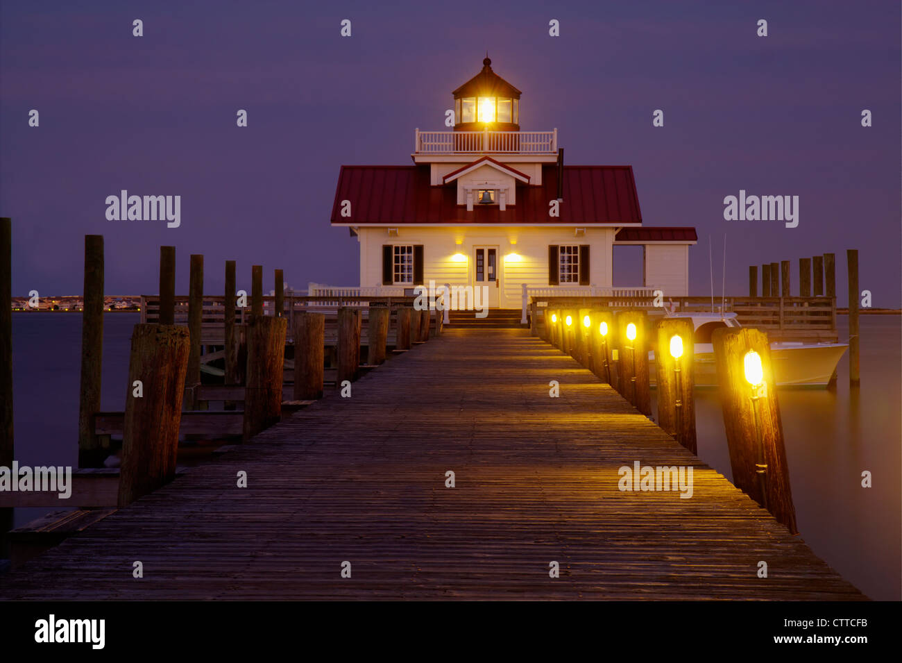 Roanoke Sümpfe Leuchtturm in Manteo, North Carolina, in der Dämmerung Stockfoto