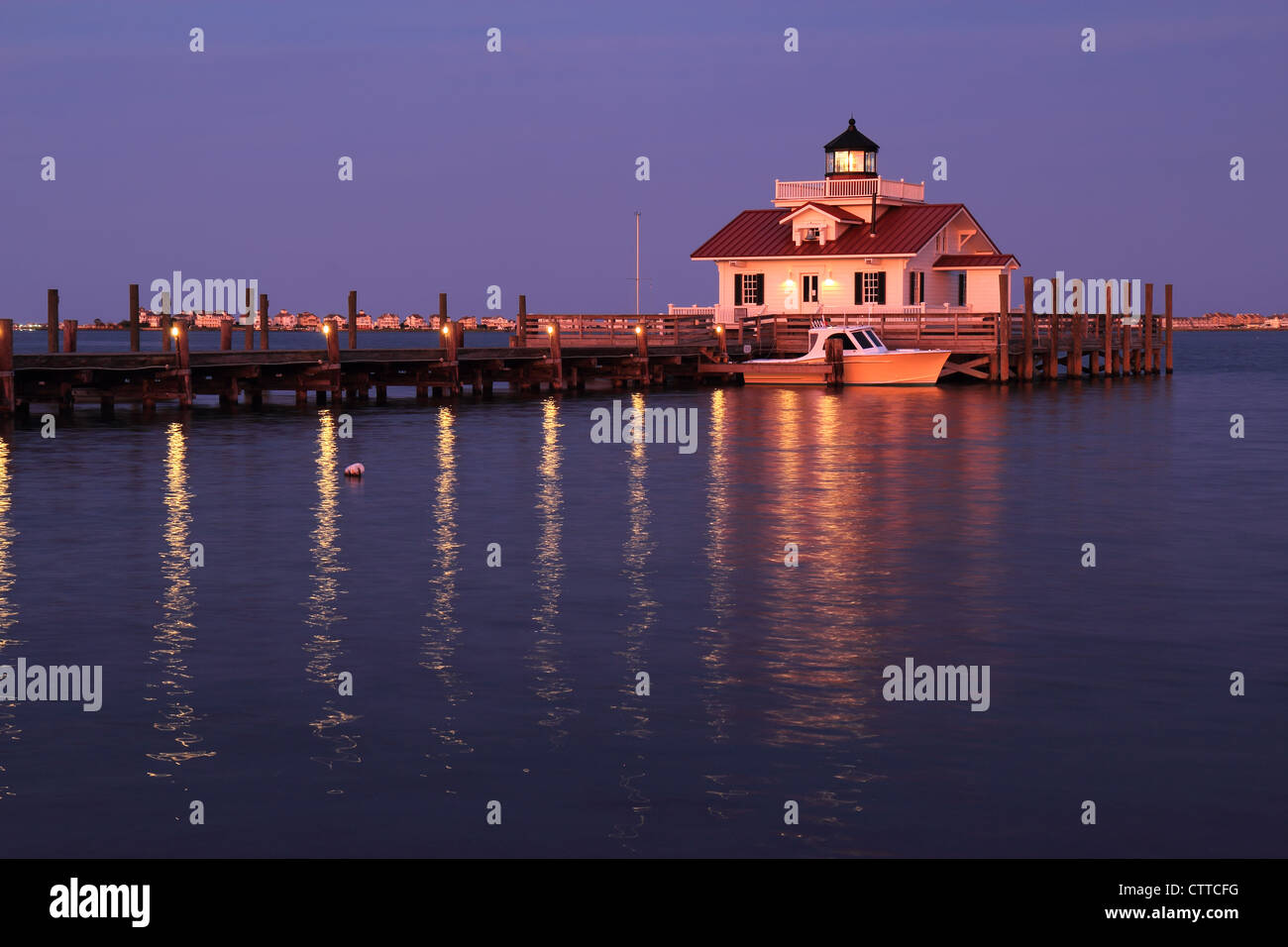 Roanoke Sümpfe Leuchtturm in Manteo, North Carolina, in der Dämmerung Stockfoto