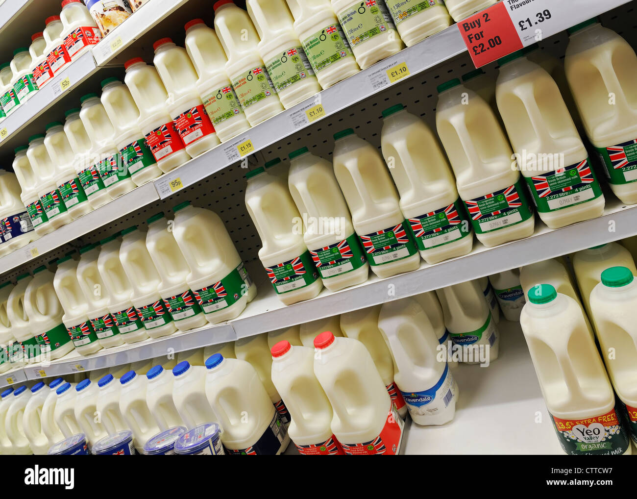 Milch in den Regalen der eine Supermarkt-Aisle, UK. Stockfoto