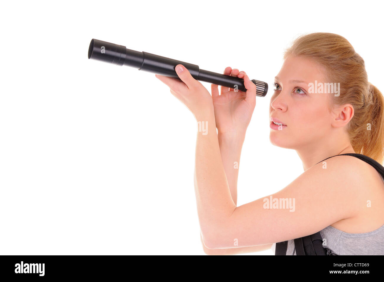 Schönes blondes Mädchen sucht weit weg Gedanken Teleskop auf weißem Hintergrund Stockfoto