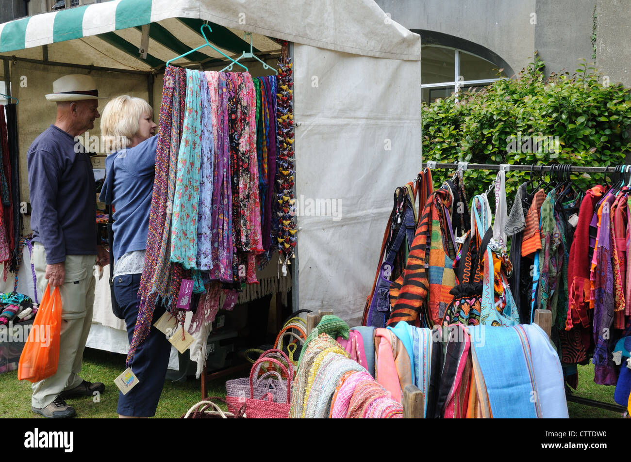 Eine Frau, die einen fairen Handel Kleidung an einem Stand ein Land fair Ceredigion Wales Cymru UK GB kaufen Stockfoto