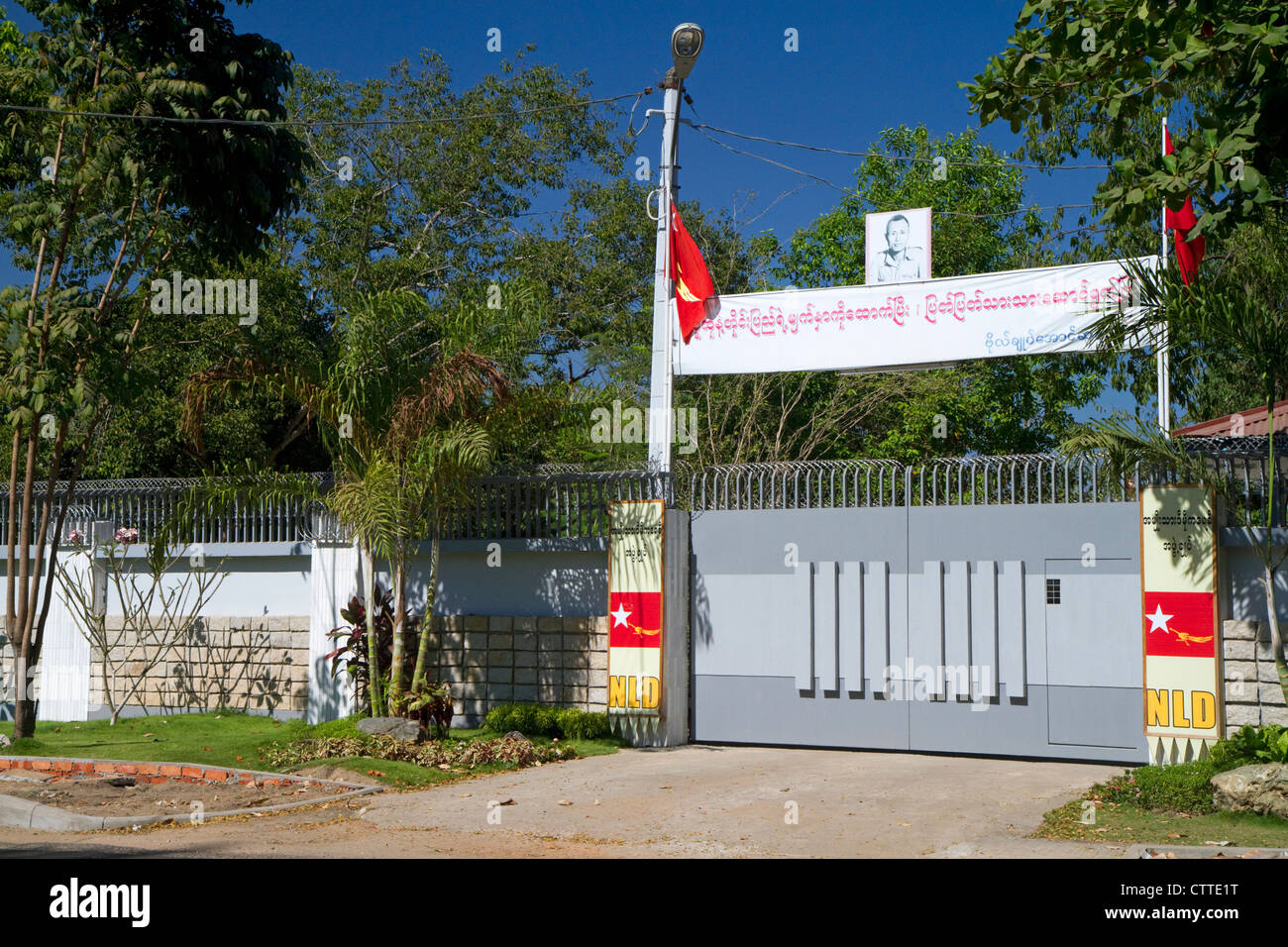 Eingangstor zur Residenz von burmesischen Oppositionspolitiker Aung San Suu Kyi in Yangon (Rangoon), Myanmar (Burma). Stockfoto