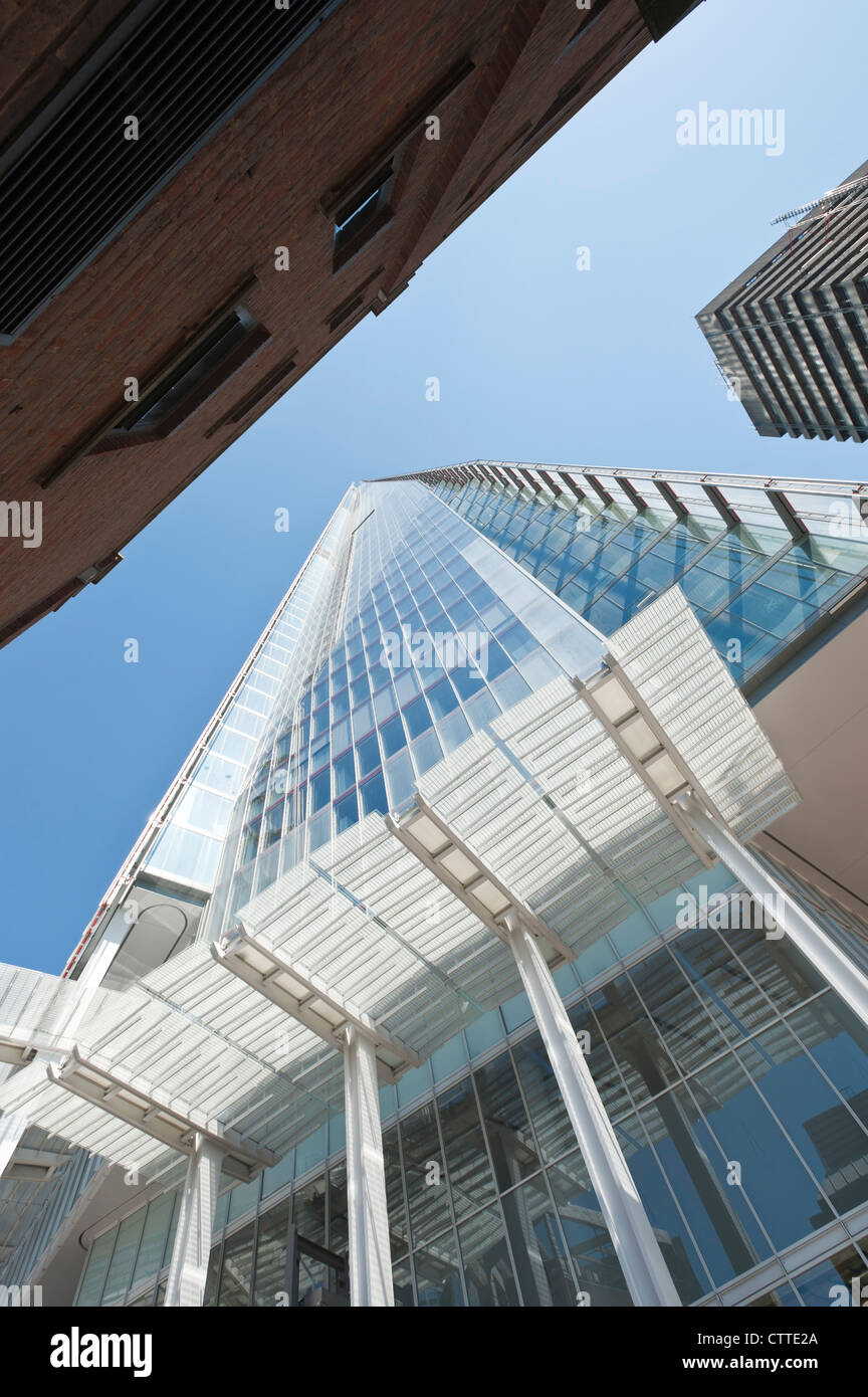 Nach oben auf den Shard London Bridge, England. Die Scherbe wurde im Jahr 2012 eröffnet und ist das höchste Gebäude in der Europäischen Union. Stockfoto