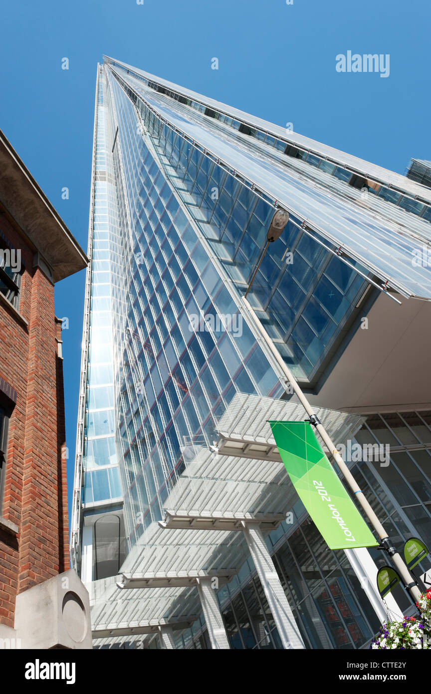 Nach oben auf den Shard London Bridge, England. Die Scherbe wurde im Jahr 2012 eröffnet und ist das höchste Gebäude in der Europäischen Union. Stockfoto