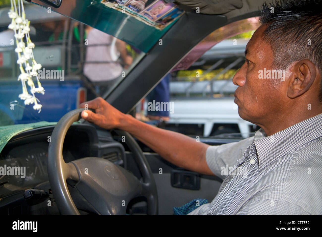 Burmesische Taxifahrer in Yangon (Rangoon), Myanmar (Burma). Stockfoto