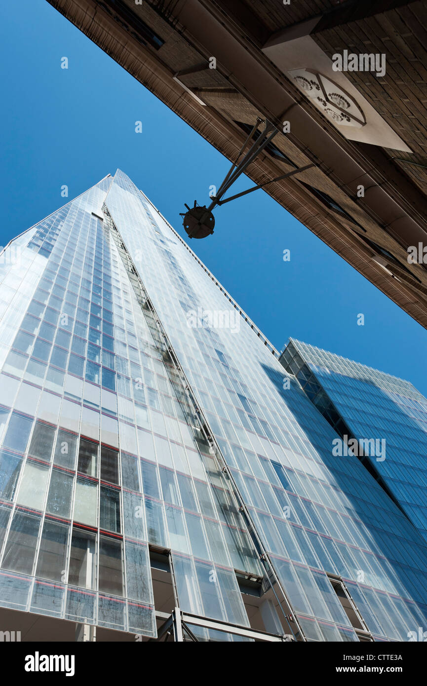 Nach oben auf den Shard London Bridge, England. Die Scherbe wurde im Jahr 2012 eröffnet und ist das höchste Gebäude in der Europäischen Union. Stockfoto