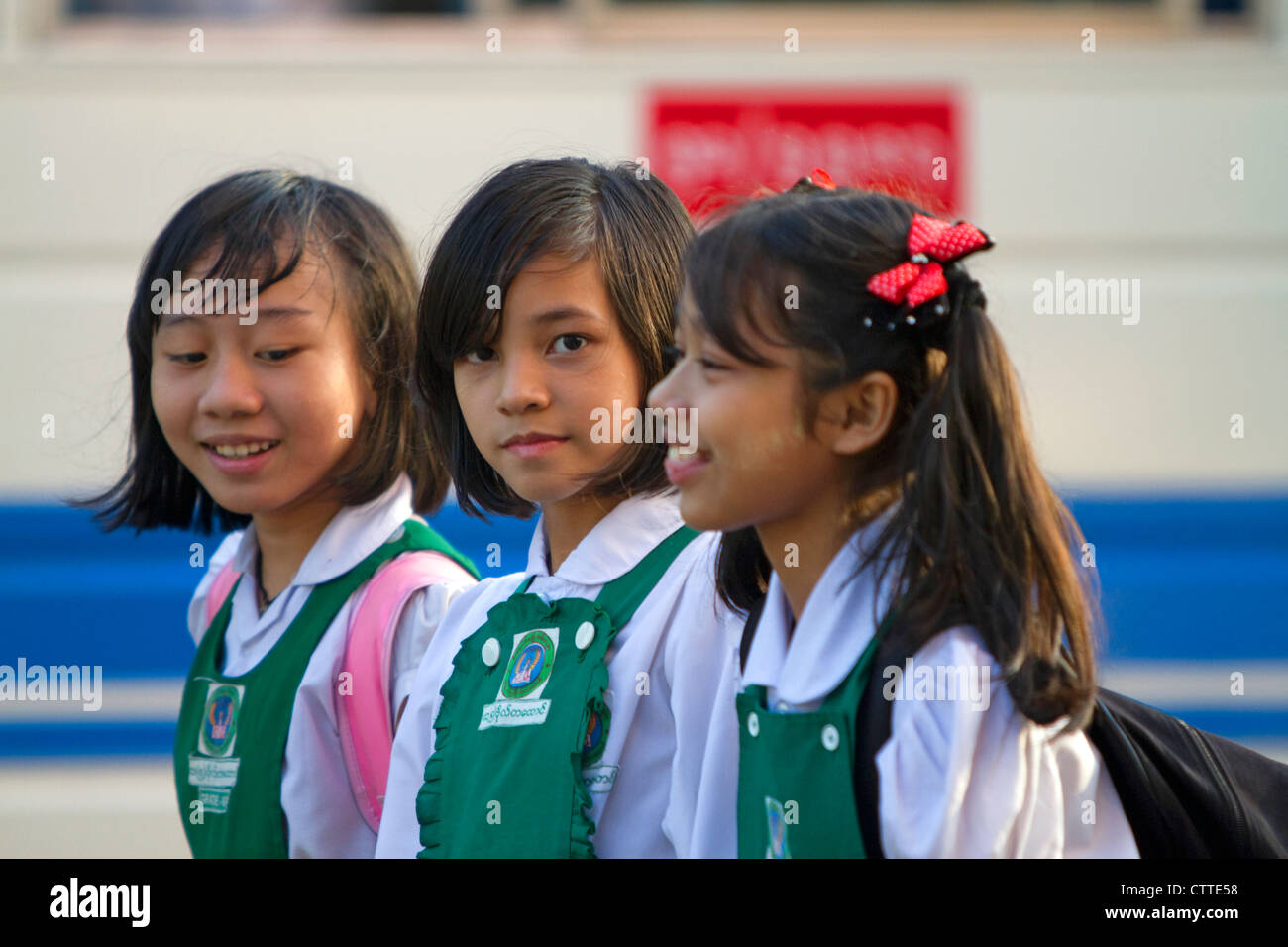 Die Schüler tragen Schuluniformen in Yangon (Rangoon), Myanmar (Burma). Stockfoto