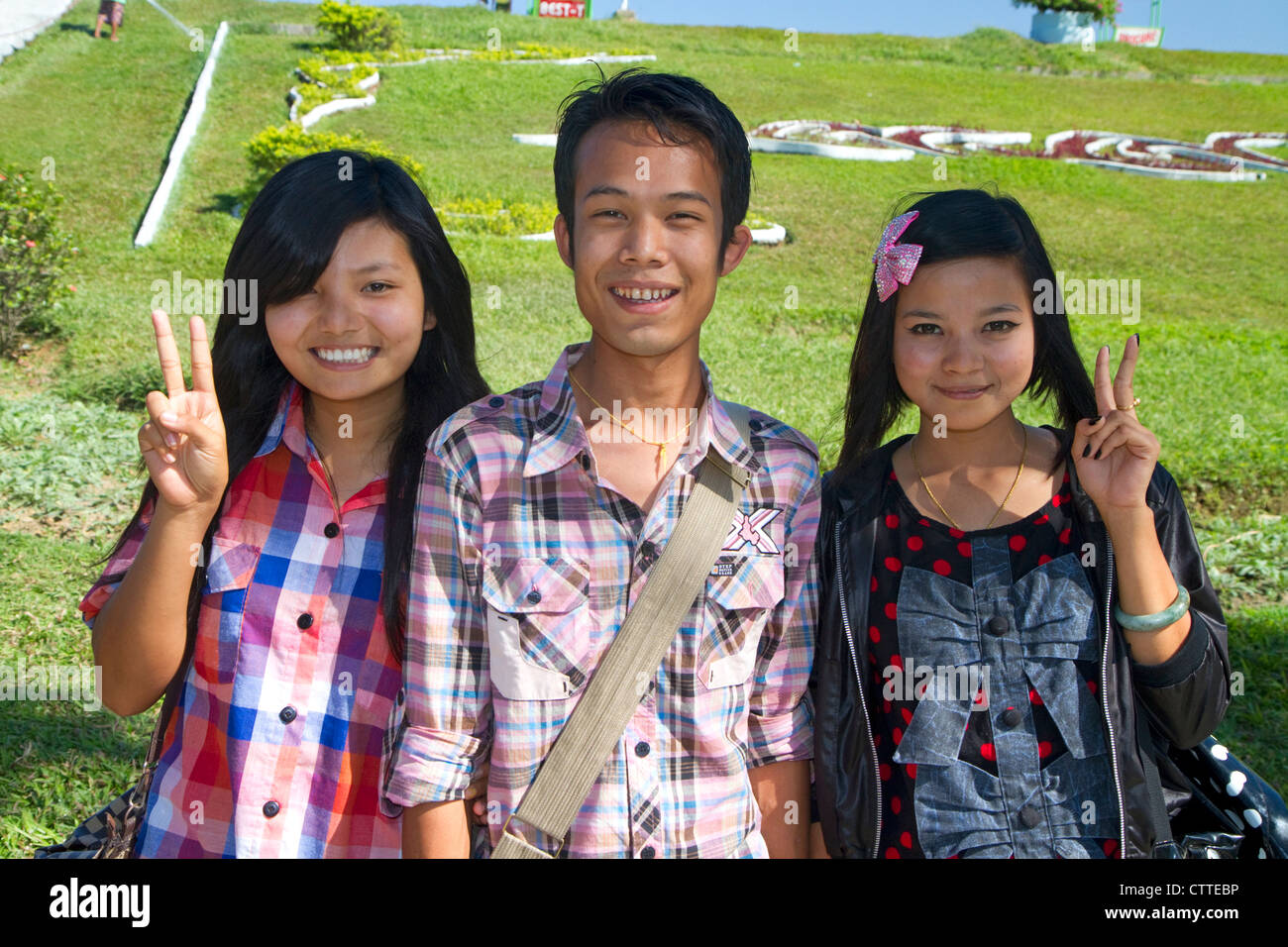 Burmesische Jugend am Inya Lake in Yangon (Rangoon), Myanmar (Burma). Stockfoto