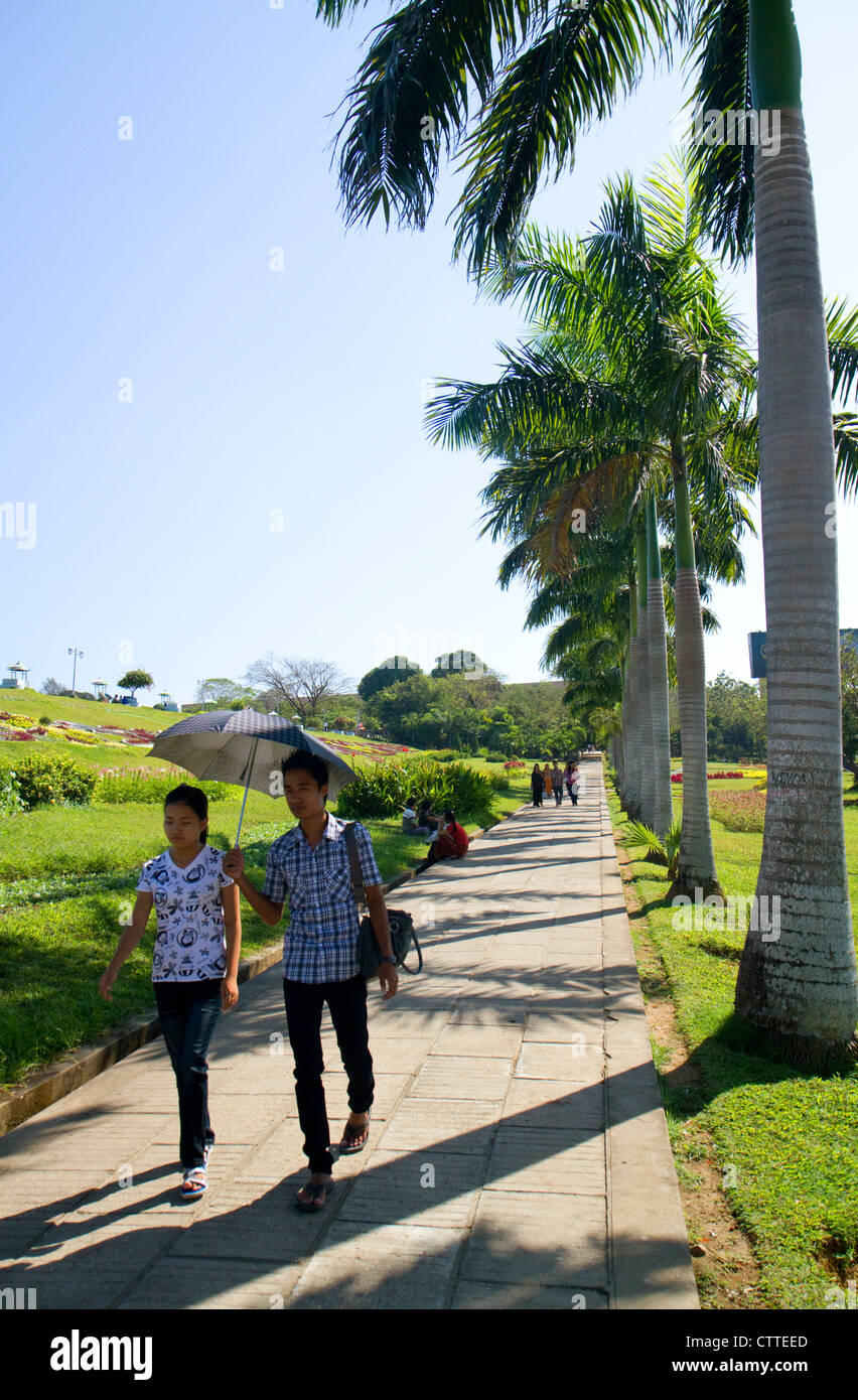 Die Menschen gehen entlang Inya See in Yangon (Rangoon), Myanmar (Burma). Stockfoto