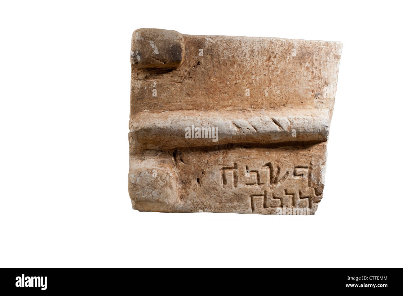 Fragment eines Deckels eine jüdische Beinhaus mit mit hebräischer Inschrift 21st Century CE Stockfoto