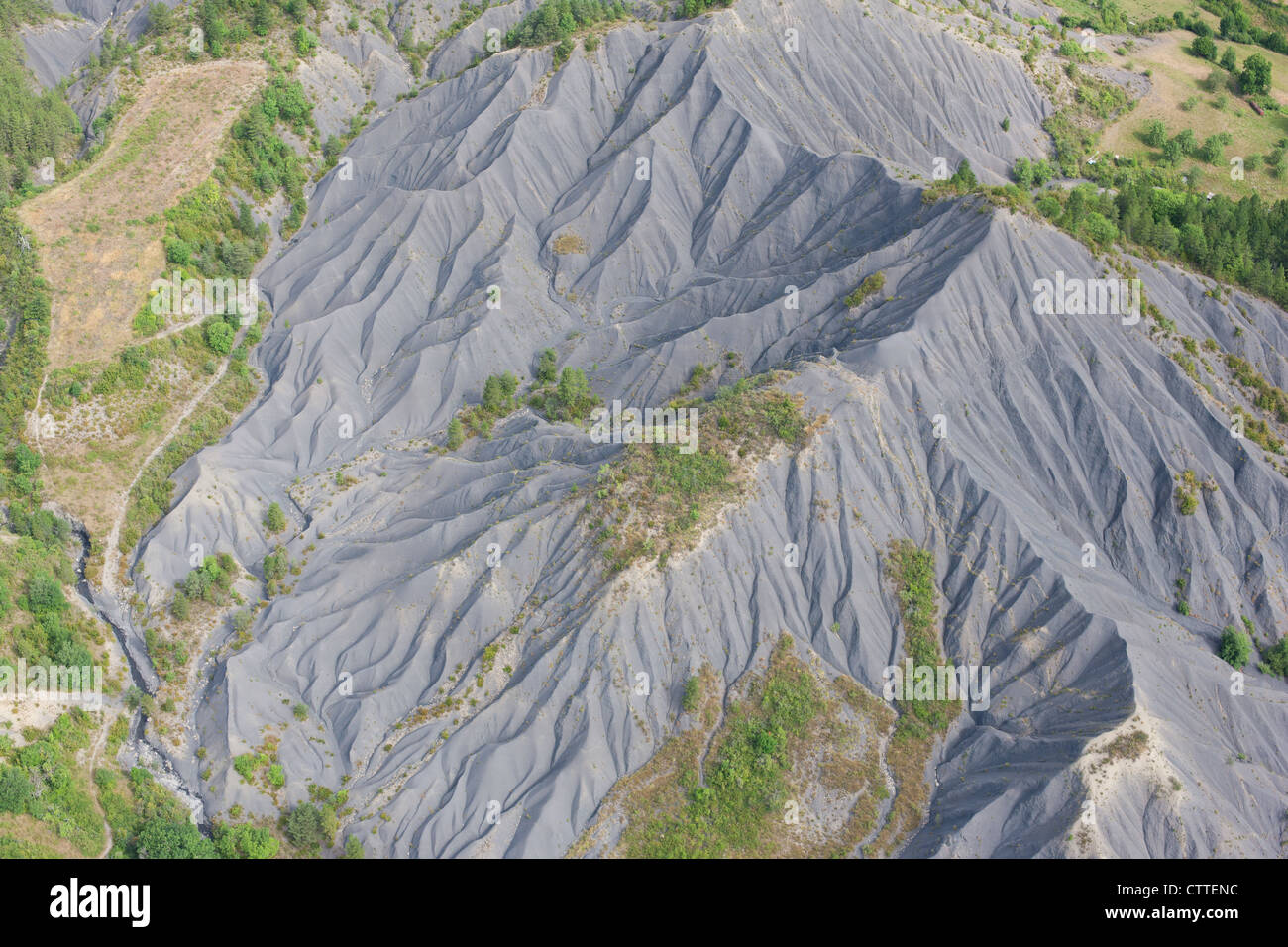 LUFTAUFNAHME. Badlands aus Sedimentgestein, das aus schwarzem Mergel (Ton und Kalk) besteht. La-Robine-sur-Galabre, Alpes-de-Haute-Provence, Frankreich. Stockfoto