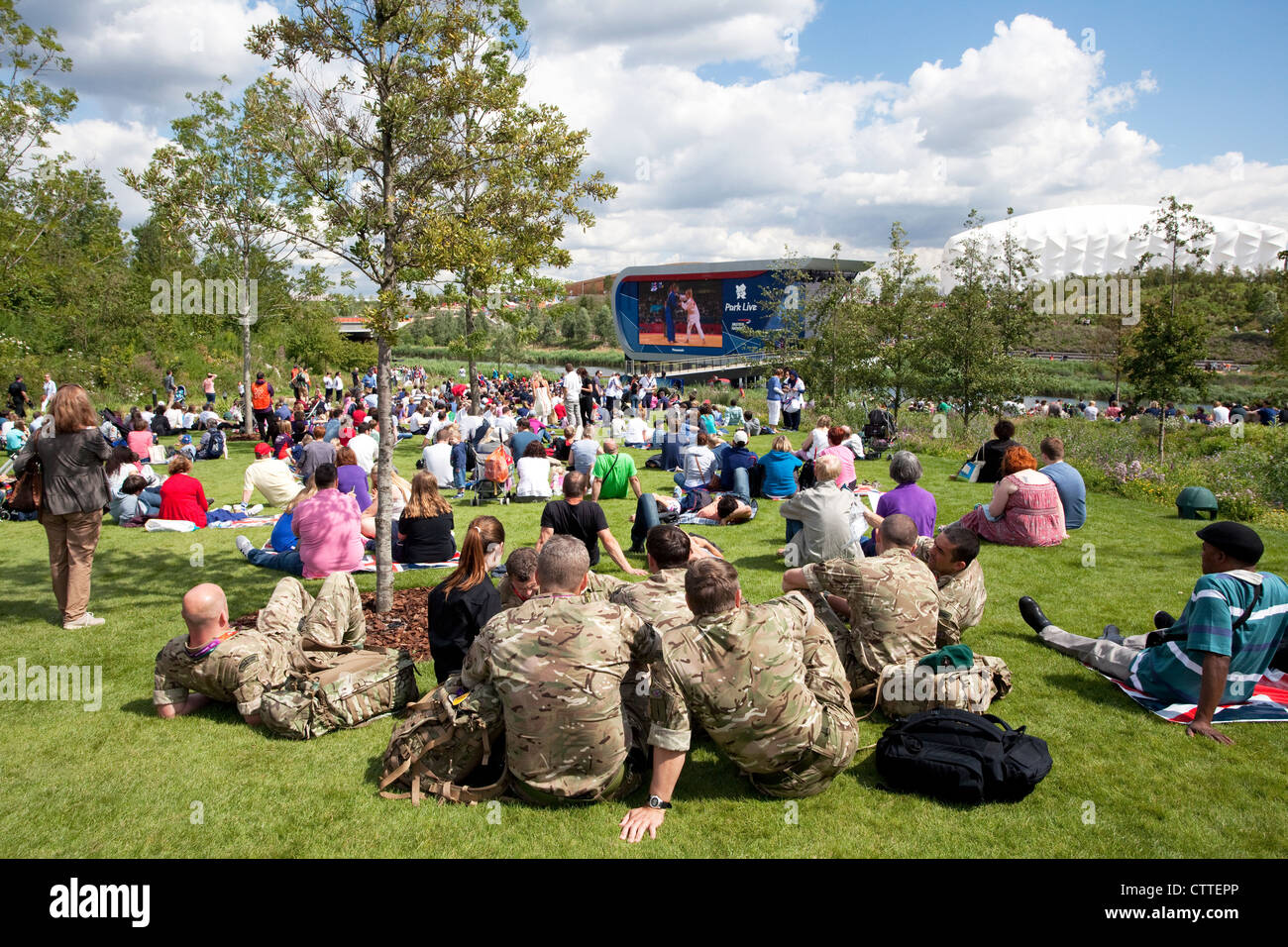 Olympischen Spiele in London 2012 - beitreten Armeepersonal Menschenmenge beobachten Aktion auf der großen Leinwand im Park Live im Olympiapark Stockfoto