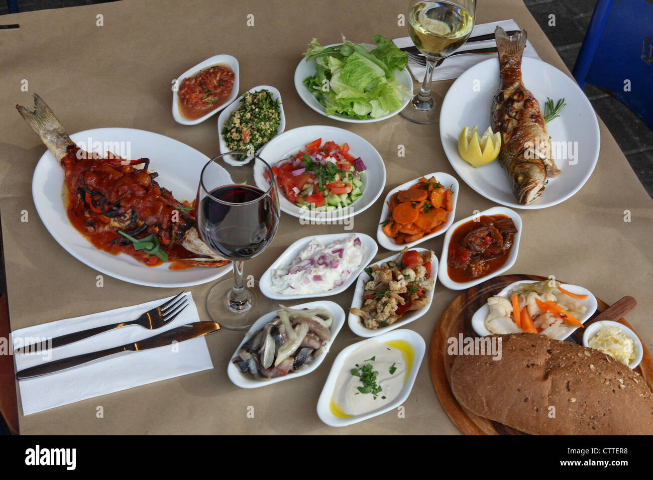 Fritierter Fisch und Mezze mediterrane Salate Stockfoto