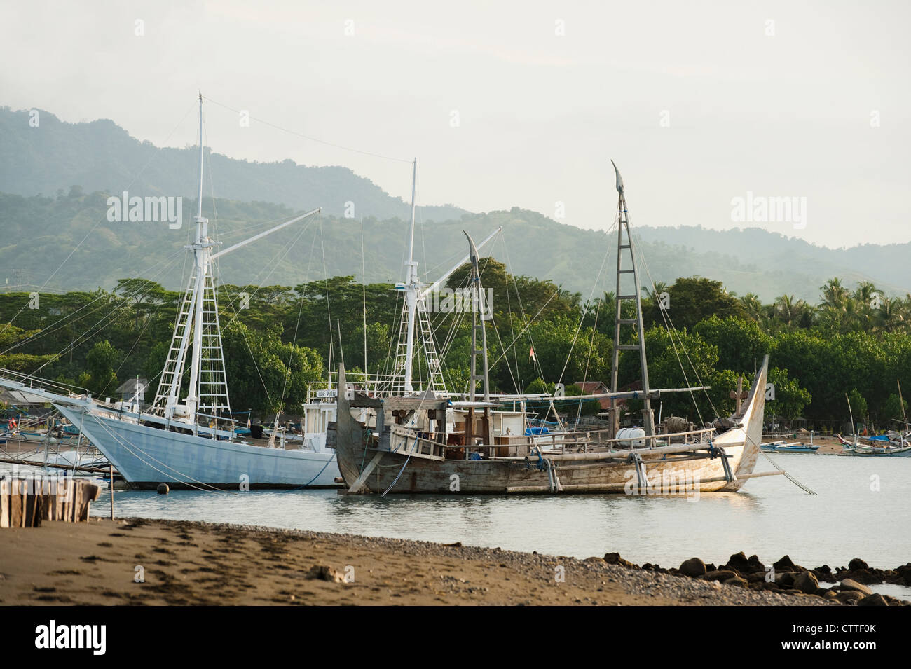Eine exotische Ringwade Fischerboot genannt ein Prahu Madura ist in der Fischerei Dorf Pemuteran, Bali, Indonesien angedockt. Stockfoto
