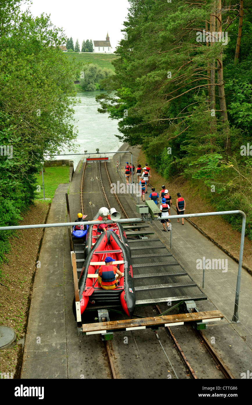 Rheinau elektrische Wasserkraftwerk, Rhein. Switzerland.Boats über den Damm mit der Seilbahn. Stockfoto