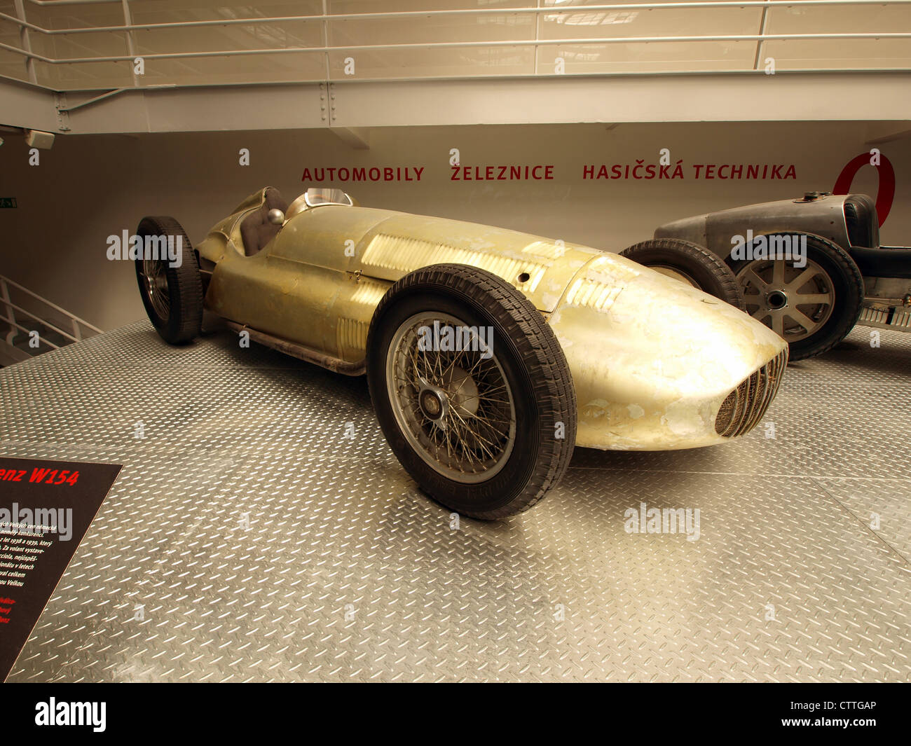 Der Mercedes-Benz W154 von 1938 ist im Technischen Nationalmuseum in Prag ausgestellt. Dieser historische Rennwagen war Teil des Motorsport-Erbes von Mercedes-Benz und zeigt modernste Technik und Design aus der Zeit vor dem Zweiten Weltkrieg. Stockfoto