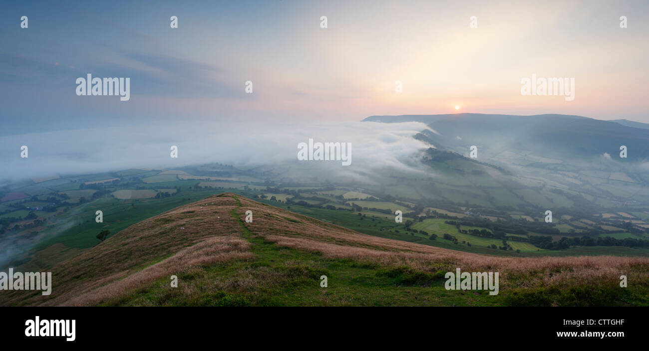 Sonnenaufgang über den schwarzen Bergen von Mynydd Troed. Brecon Beacons National Park. Powys. Wales. VEREINIGTES KÖNIGREICH. Stockfoto