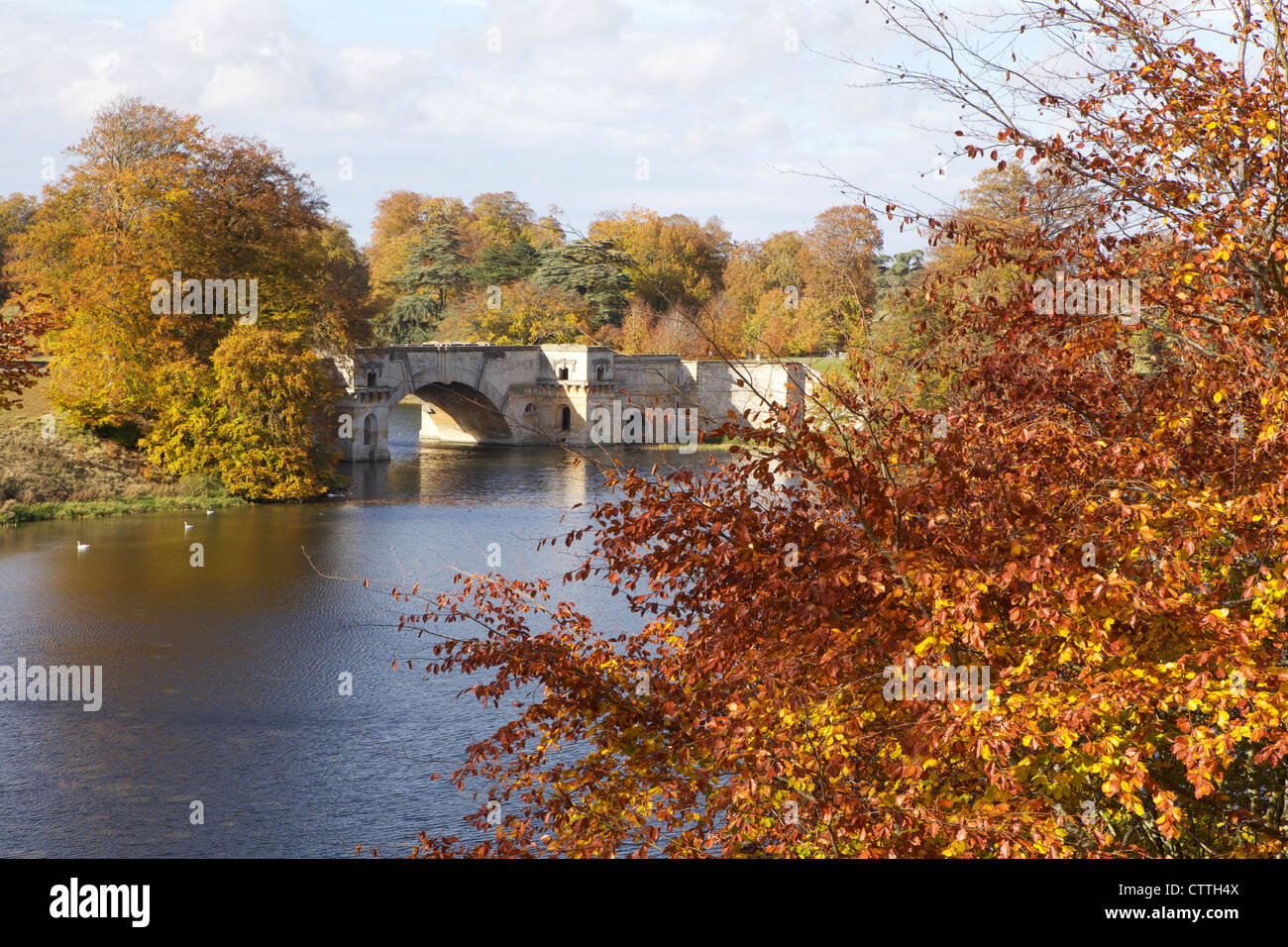 Den See und die Brücke im Blenheim Palace im Herbst getroffen. Stockfoto