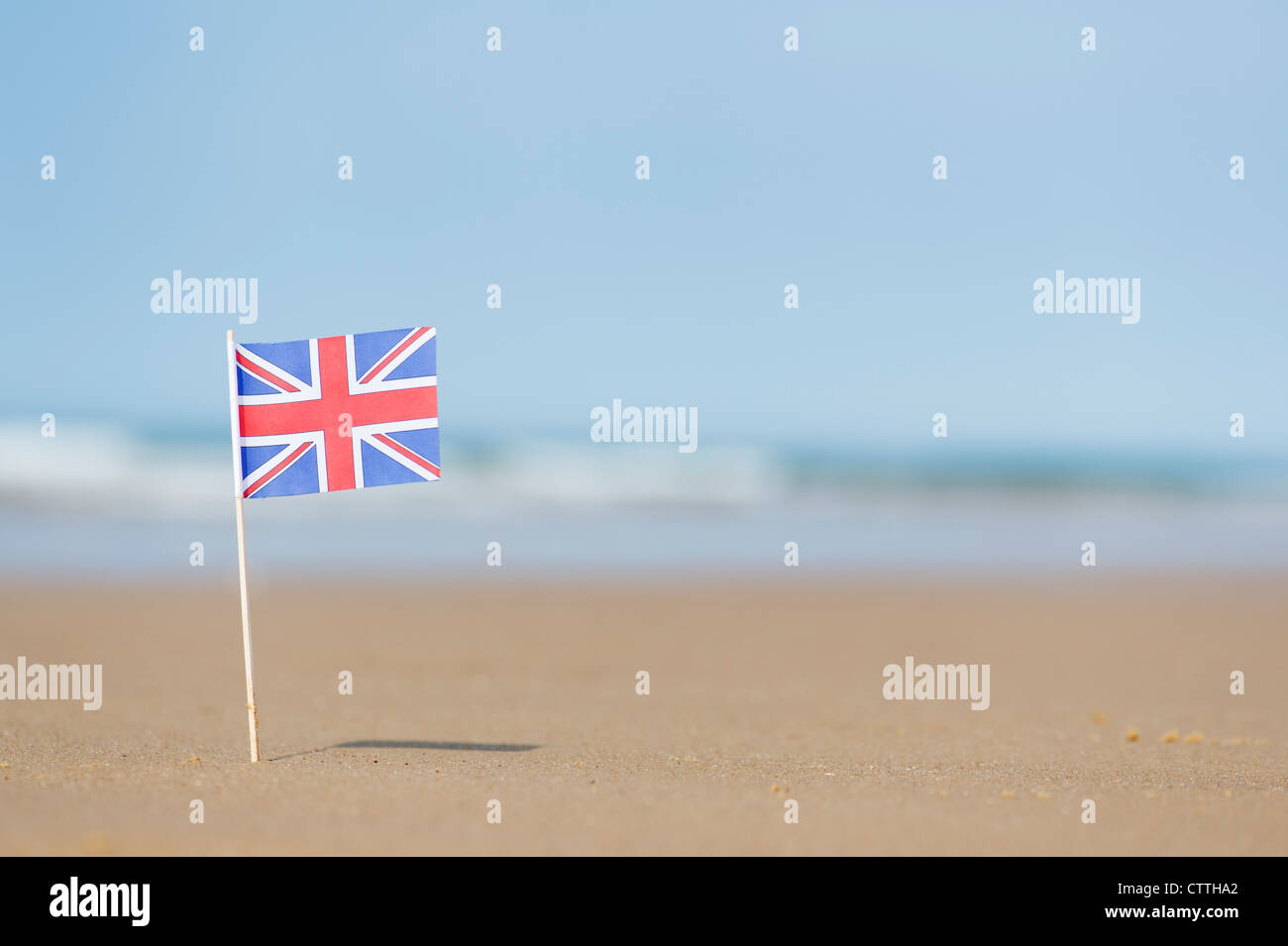 Union Jack-Flagge an einem Strand. Brunnen neben das Meer. Norfolk, England Stockfoto