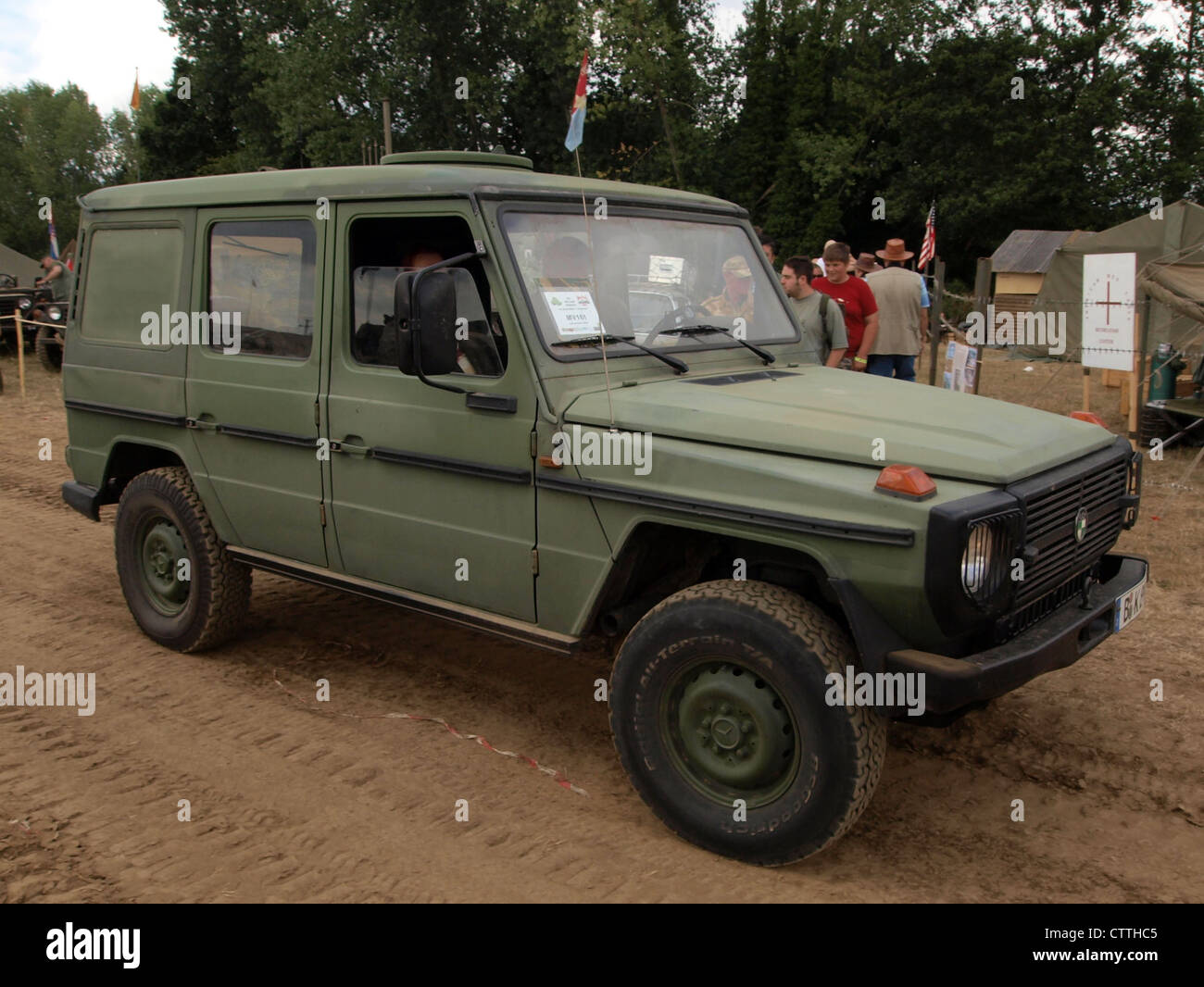 Der Mercedes Benz 280 GE 1985 ist ein 4x4-Fahrzeug im Militärstil mit robusten Geländeeigenschaften. Ursprünglich für militärische und zivile Zwecke gebaut, ist es für seine Langlebigkeit und robuste Konstruktion bekannt. Das Fahrzeug verfügt über ein Kastendesign und einen leistungsstarken Motor, der für anspruchsvolles Gelände geeignet ist und sowohl für militärische als auch zivile Anwendungen beliebt ist. Stockfoto Der Mercedes Benz 280 GE 1985 ist ein 4x4-Fahrzeug im Militärstil mit robusten Geländeeigenschaften. Ursprünglich für militärische und zivile Zwecke gebaut, ist es für seine Langlebigkeit und robuste Konstruktion bekannt. Das Fahrzeug verfügt über ein Kastendesign und einen leistungsstarken Motor, der für anspruchsvolles Gelände geeignet ist und sowohl für militärische als auch zivile Anwendungen beliebt ist. Stockfoto