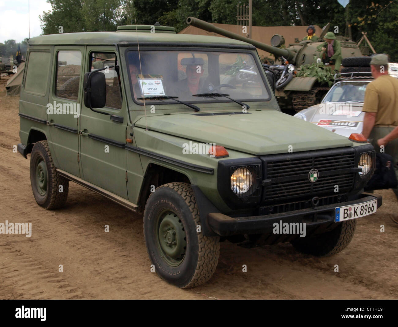 Der Mercedes-Benz 280 GE (1985) ist ein klassischer Geländewagen, der ursprünglich sowohl für den zivilen als auch für den militärischen Einsatz entwickelt wurde. Bekannt für seine Robustheit und Zuverlässigkeit, ist er mit einem leistungsstarken Motor und einem Allradantrieb ausgestattet, was ihn zu einer idealen Wahl für anspruchsvolles Gelände macht. Im Besitz von Bernd Kieker bleibt dieses Modell ein begehrtes Sammlerstück in der Oldtimer-Community. Stockfoto