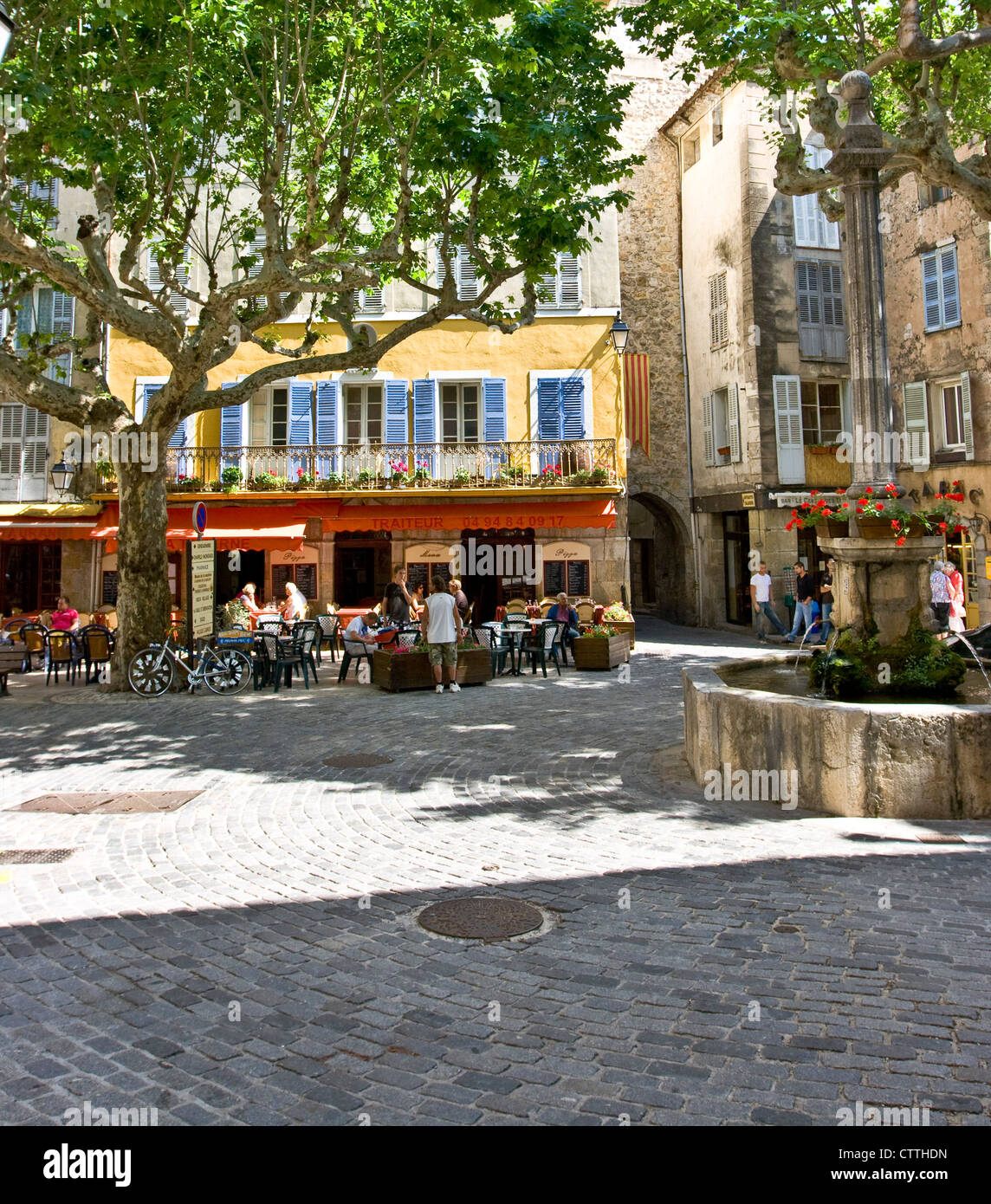 Village square französischen Café Kultur Lebensstil Bargemon Var Provence Frankreich Europa Stockfoto