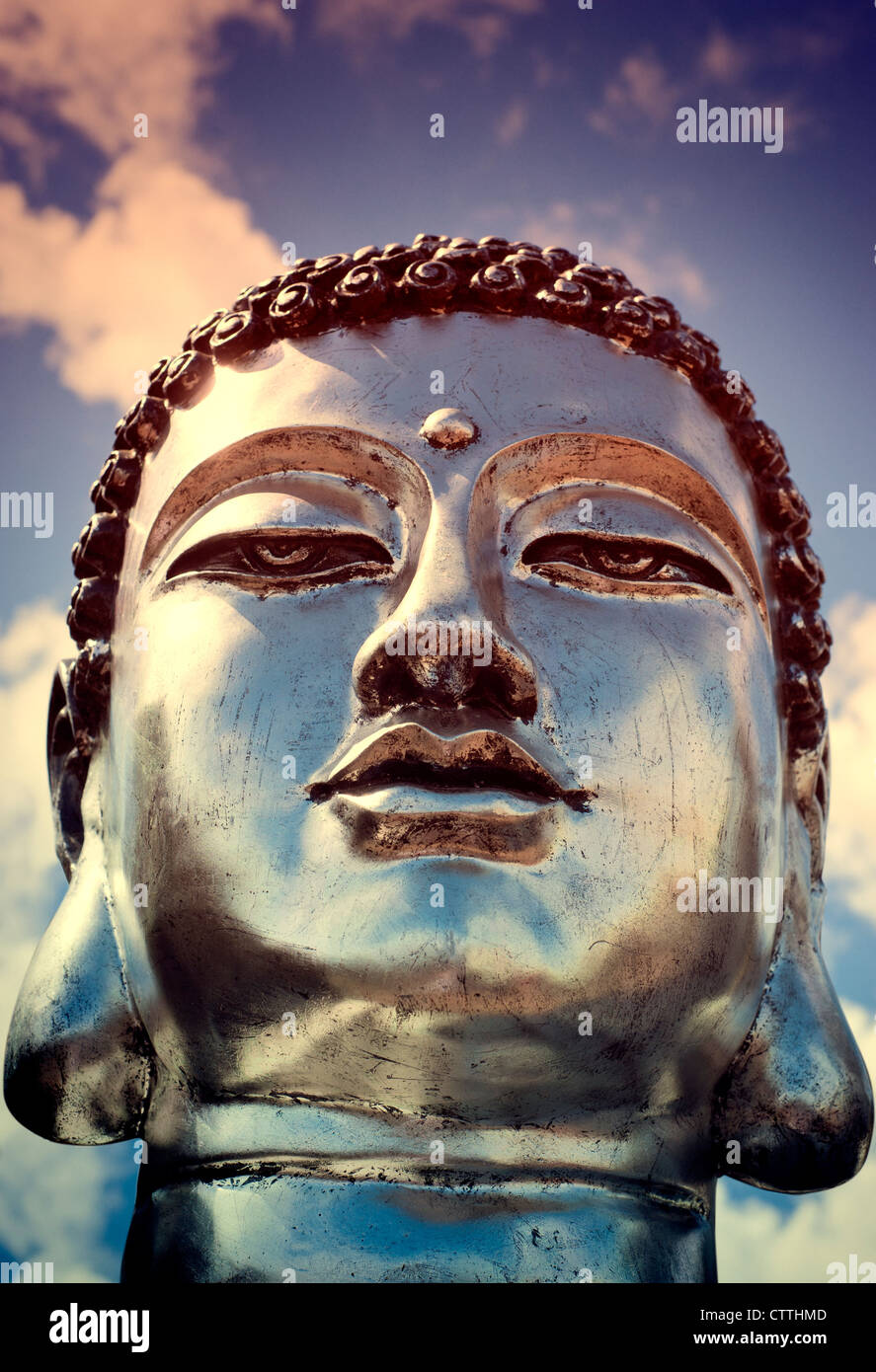 Buddha GEHT gegen einen trüb blauen Himmel, Siddhartha, Religiöse Figur und Gründer des Buddhismus Stockfoto