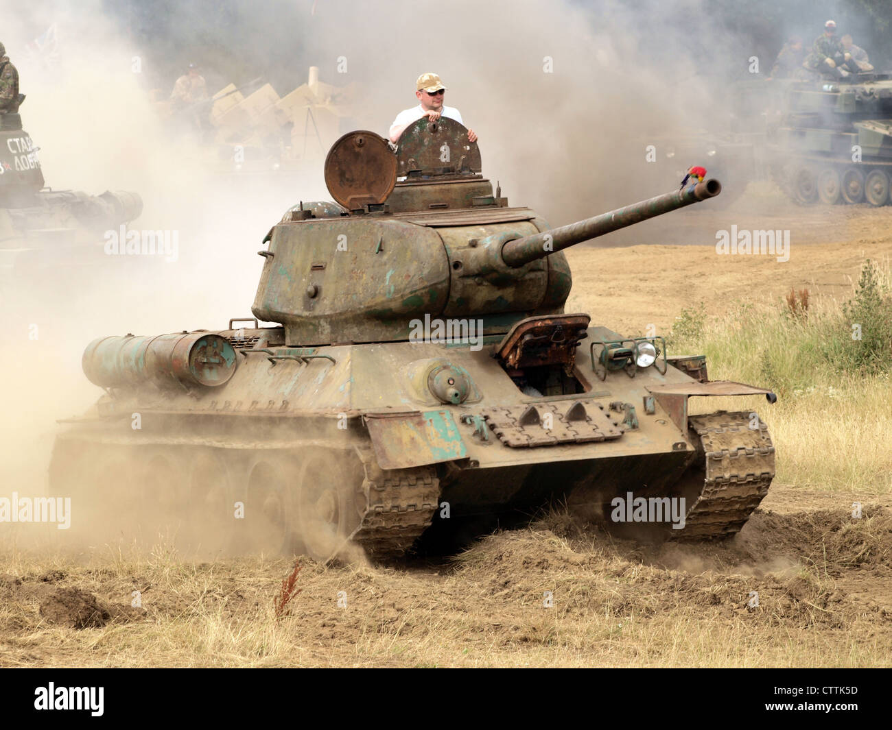 Der T34/85, eine aufgerüstete Version des sowjetischen T-34-Panzers, wurde während des Zweiten Weltkriegs weit verbreitet und ist bekannt für seine verbesserte Turmstärke und Feuerkraft, was ihn zu einem gewaltigen Gegner im Krieg macht. Stockfoto