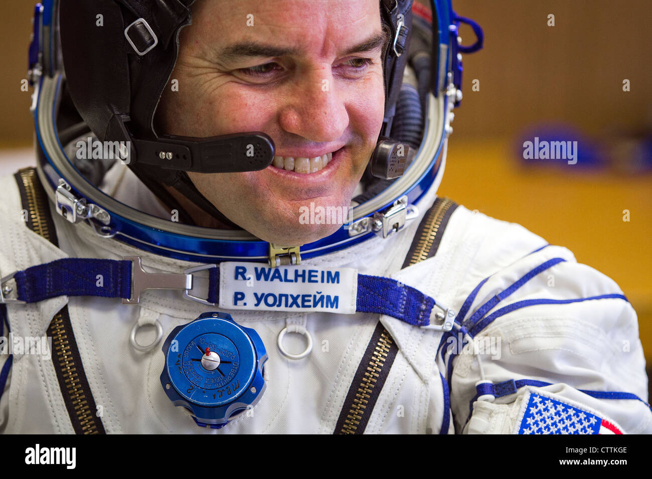 NASA-Astronaut Rex Walheim, STS-135-Missionsspezialist, wird am 28. März 2011 in der Moskauer Zvezda-Anlage einem Passionscheck seines Sokol-Anzugs unterzieht. Die Crew der letzten Shuttle-Mission reiste nach Moskau, um ihre russischen Sokol-Raumanzüge in einem Notfall zu überprüfen. Walheims Name erscheint zuerst in Englisch und dann in Russisch auf seinem Anzug. Die Reihenfolge wird auf den Anzügen russischer Kosmonauten umgekehrt. Stockfoto