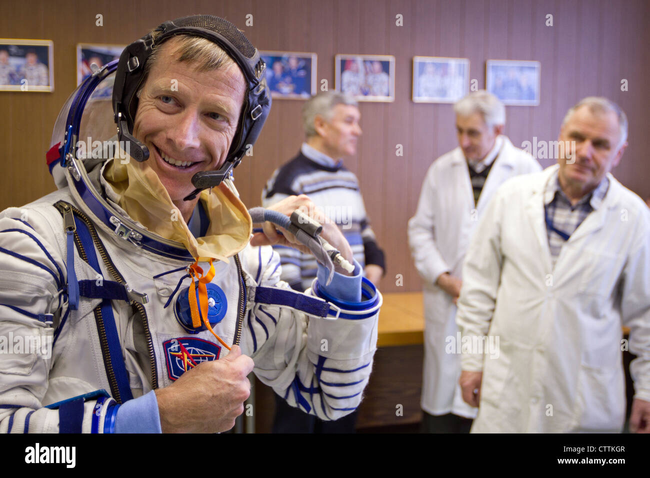 NASA-Astronaut Chris Ferguson, STS-135 Kommandant, durchläuft am 29. März 2011 eine Passkontrolle seines Sokol-Raumanzugs in der Zvezda-Anlage in Moskau, Russland. Die Crew der letzten Shuttle-Mission reiste nach Moskau, um ihre russischen Sokol-Anzüge auf ihre Passgenauigkeit zu überprüfen, die im Notfall erforderlich wäre. Stockfoto