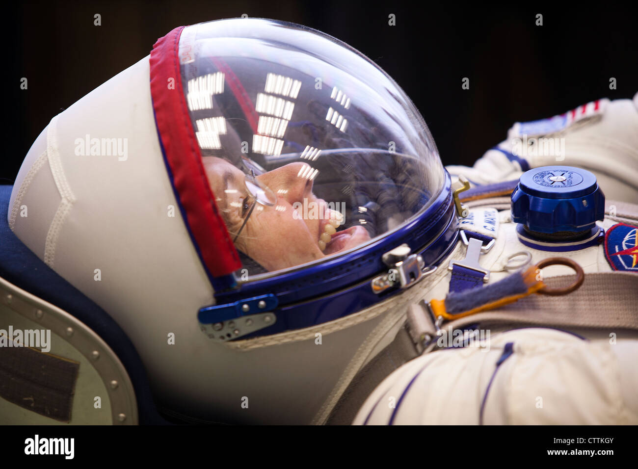NASA-Astronautin Sandy Magnus, STS-135-Missionsspezialistin, wird am 29. März 2011 in der Moskauer Zvezda-Einrichtung einer Passkontrolle ihres Sokol-Raumanzugs ausgesetzt. Die Crew der letzten Shuttle-Mission reiste nach Moskau, um ihre russischen Sojus-Anzüge im Notfall zu überprüfen. Stockfoto