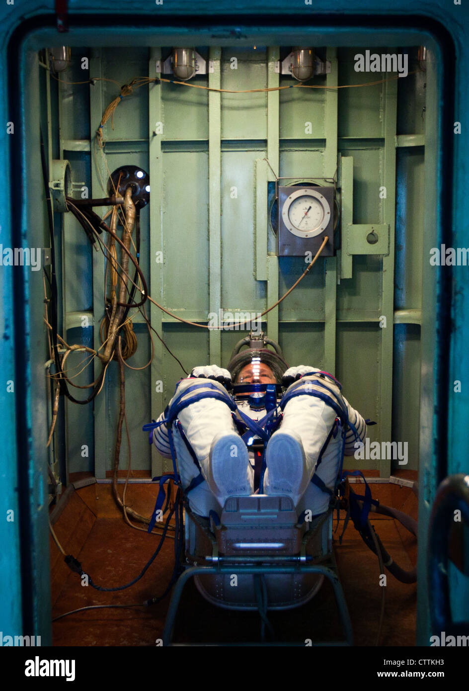NASA-Astronaut Doug Hurley, STS-135 Pilot, wartet in einer Druckkammer vor einem Test seines russischen Sokol-Raumanzugs am 30. März 2011 in der Moskauer Zvezda-Anlage. Die Crew der letzten Shuttle-Mission reiste nach Moskau, um ihre russischen Sokol-Anzüge auf ihre Passgenauigkeit zu überprüfen, die im Notfall erforderlich wäre. Stockfoto