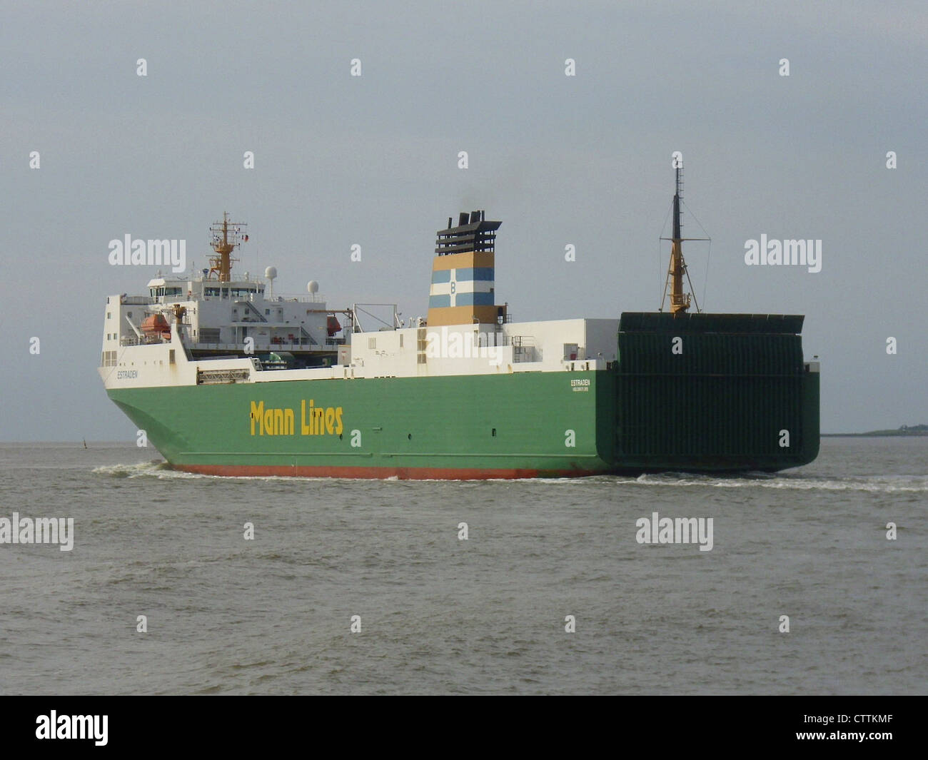 Das RORO-Schiff '''Estraden ''' hat verlassen den Hafen von Bremerhaven und übernimmt nun die Leitung an die Nordsee Stockfoto