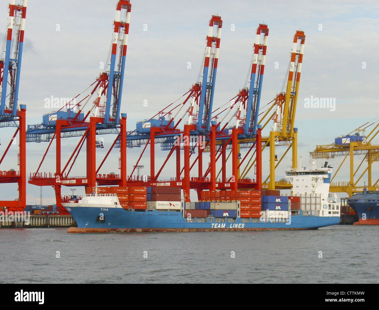Das Feederschiff '''Tina ''' hat gerade den Container terminal in Bremerhaven verlassen und geht nun in die Nordsee Stockfoto