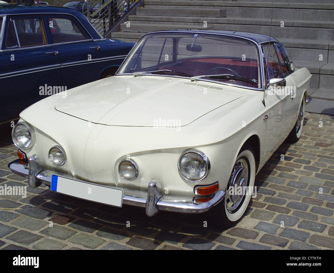 Der Volkswagen Typ 34 Karmann-Ghia ist ein klassisches Sportcoupé, das von 1961 bis 1969 hergestellt wurde. Es war die größte und luxuriöseste Variante der Karmann-Ghia-Reihe mit einem schlanken Karosseriedesign. Stockfoto