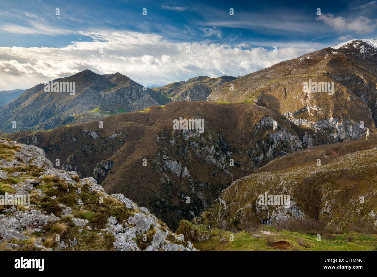 Blick vom Sierra Cocon über Urdon Tal, Tresviso, Nationalpark Picos de Europa, Kantabrien, Spanien Stockfoto