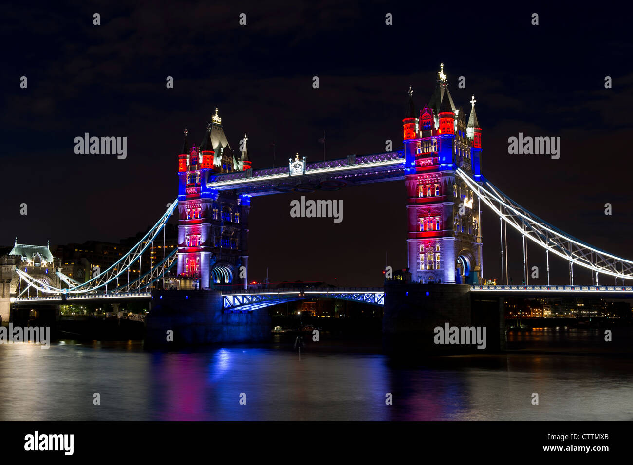 Die Tower Bridge ist beleuchtete Gold, britischer Ruderer, Heather Stanning und Helen Glover zu feiern. Stockfoto