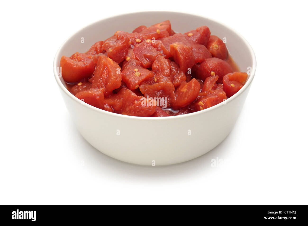 Gehackte Tomaten, gewürfelten Tomaten in eine Schüssel geben Stockfoto