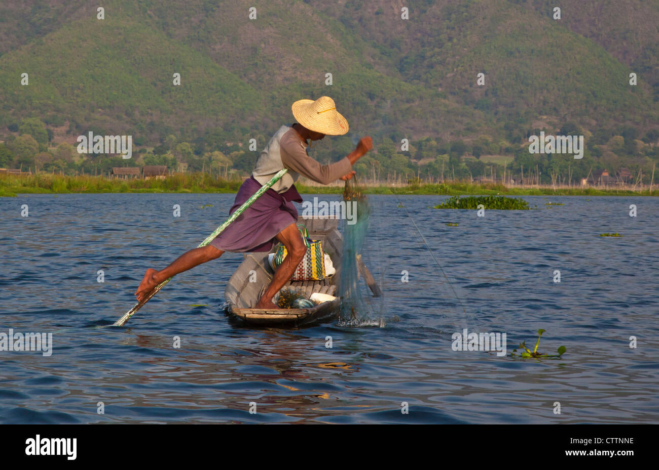 Angeln erfolgt noch in der traditionellen Weise mit kleinen Holzbooten, Fischernetze und Bein Rudern - INLE-See, MYANMAR Stockfoto