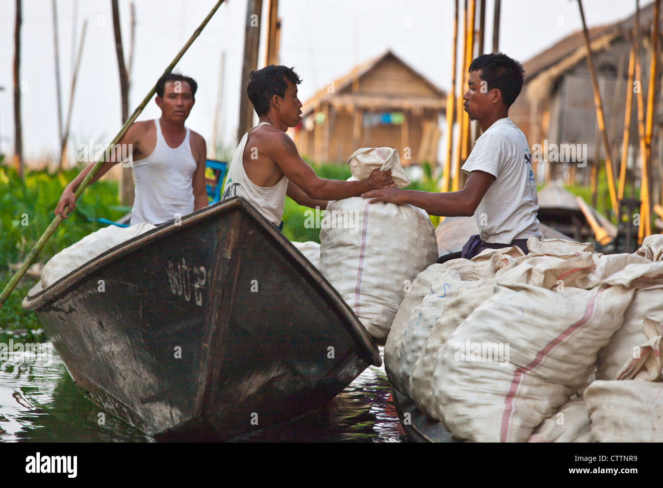 Entladung Produkt von einem Boot im Dorf von PWE SAR KONE - INLE-See, MYANMAR Stockfoto