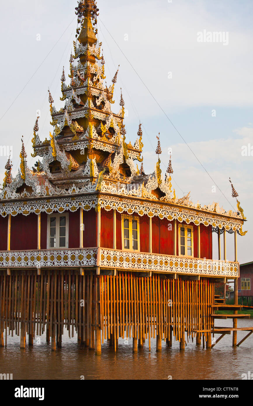Ein buddhistischer Tempel ist das Dorf von PWE SAR KONE - INLE-See, MYANMAR auf Stelzen gebaut. Stockfoto