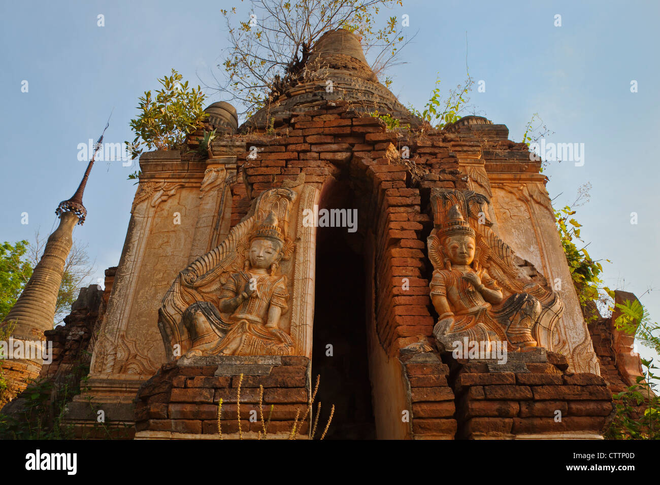 NYAUNG OHAK und THEIN SHWE INN befinden sich im INDEIN sind buddhistische SCHREINE - INLE-See, MYANMAR Stockfoto