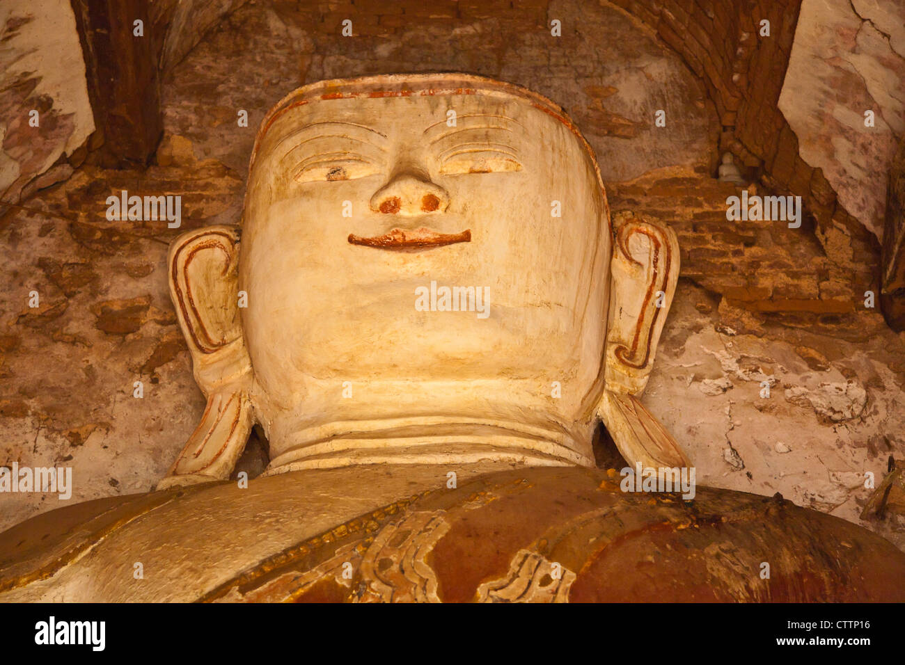 BUDDHA-STATUE in NYAUNG OHAK befindet sich am INDEIN bestehend aus antiken SCHREINE - INLE-See, MYANMAR Stockfoto