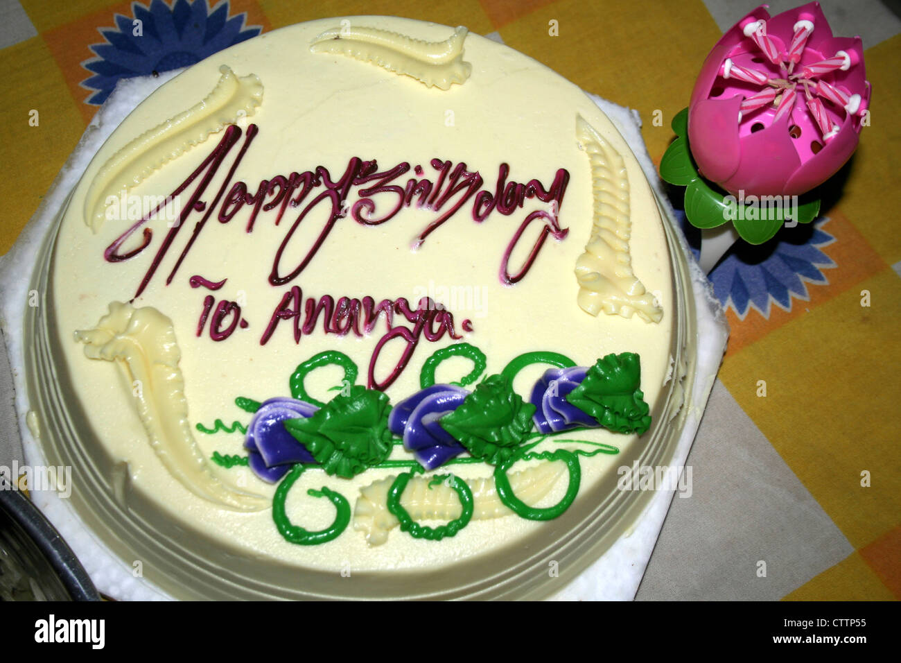 Geburtstag Kuchen und automatische Blume Kerze dekoriert Stockfoto