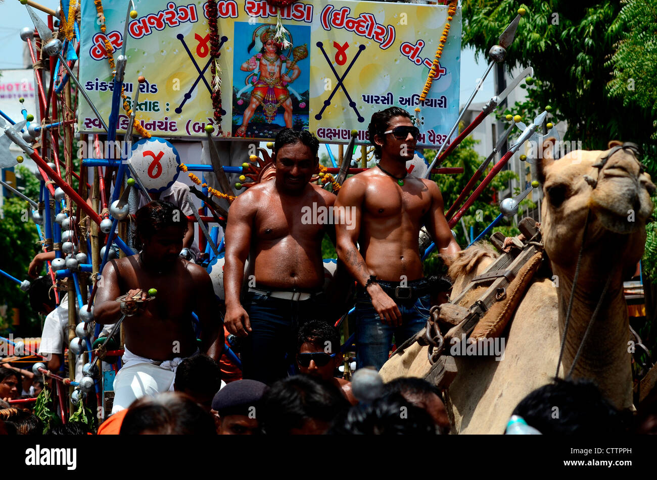 Eine religiöse Schwimmer mit einem Kamel Warenkorb in Ahmedabad, Gujarat, Indien, während Rath yatra Stockfoto Eine religiöse Schwimmer mit einem Kamel Warenkorb in Ahmedabad, Gujarat, Indien, während Rath yatra Stockfoto