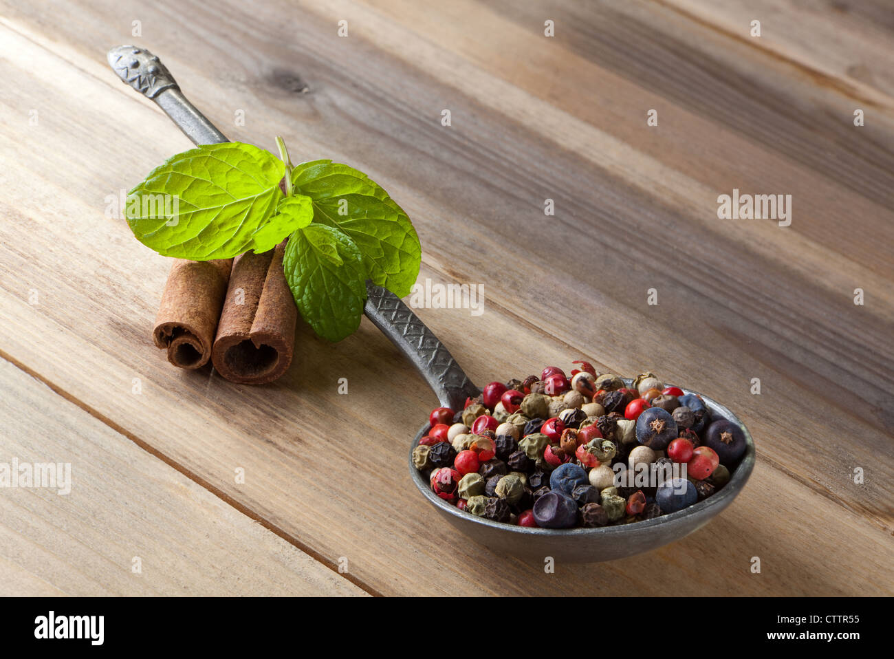 Ungemahlene Mischung aus Pfeffer in ein antikes Zinn Löffel Stockfoto