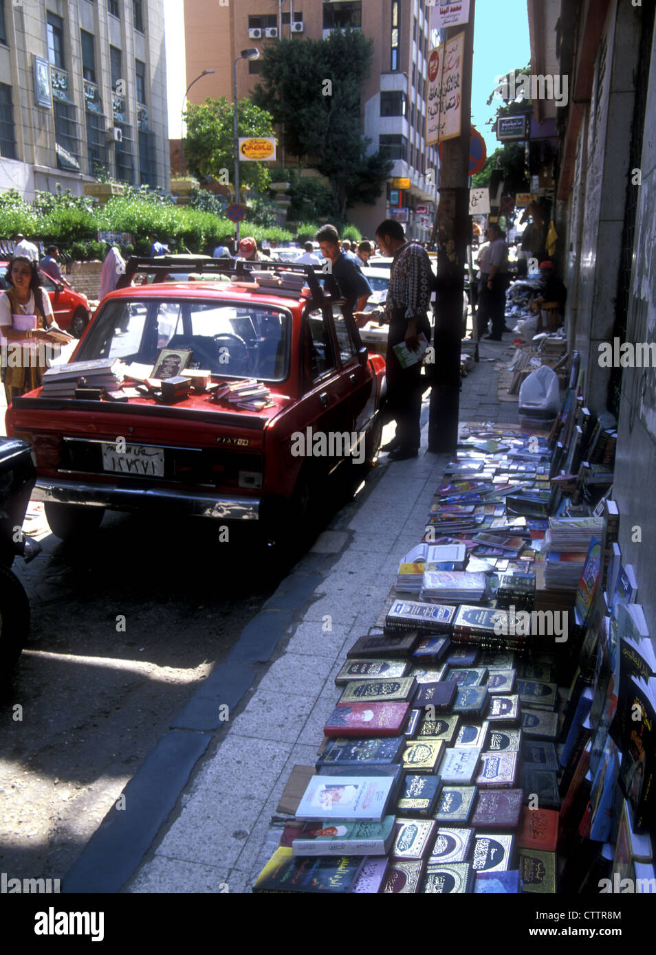 Straßenbuchhändler in Alexandria mit Kopien des Heiligen Korans Ägypten Stockfoto