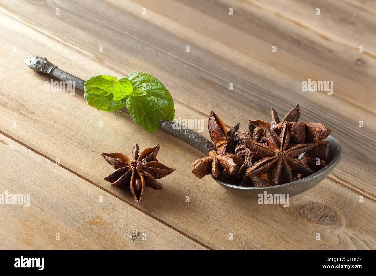 Sternanis Gewürze auf eine antike Löffel Stockfoto