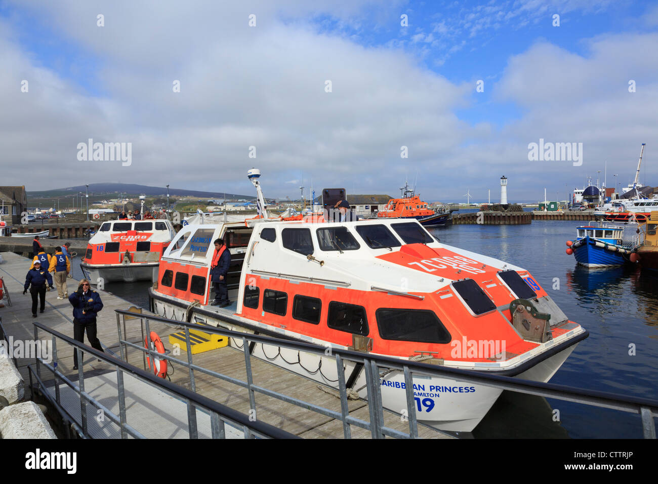 Landungsboote, die Ankunft im Hafen von Caribbean Princess Kreuzfahrt Schiff besuchen Kirkwall, Orkney Festland, Schottland, UK, Großbritannien Stockfoto