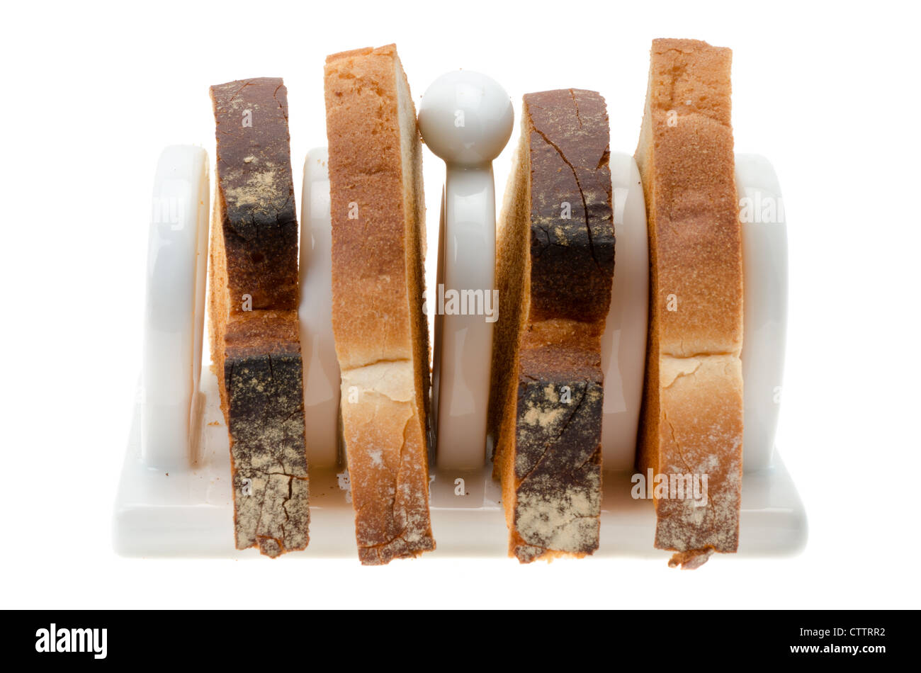 Geröstete Brotscheiben in einem Weißware Toast Rack - Studio gedreht mit einem weißen Hintergrund Stockfoto